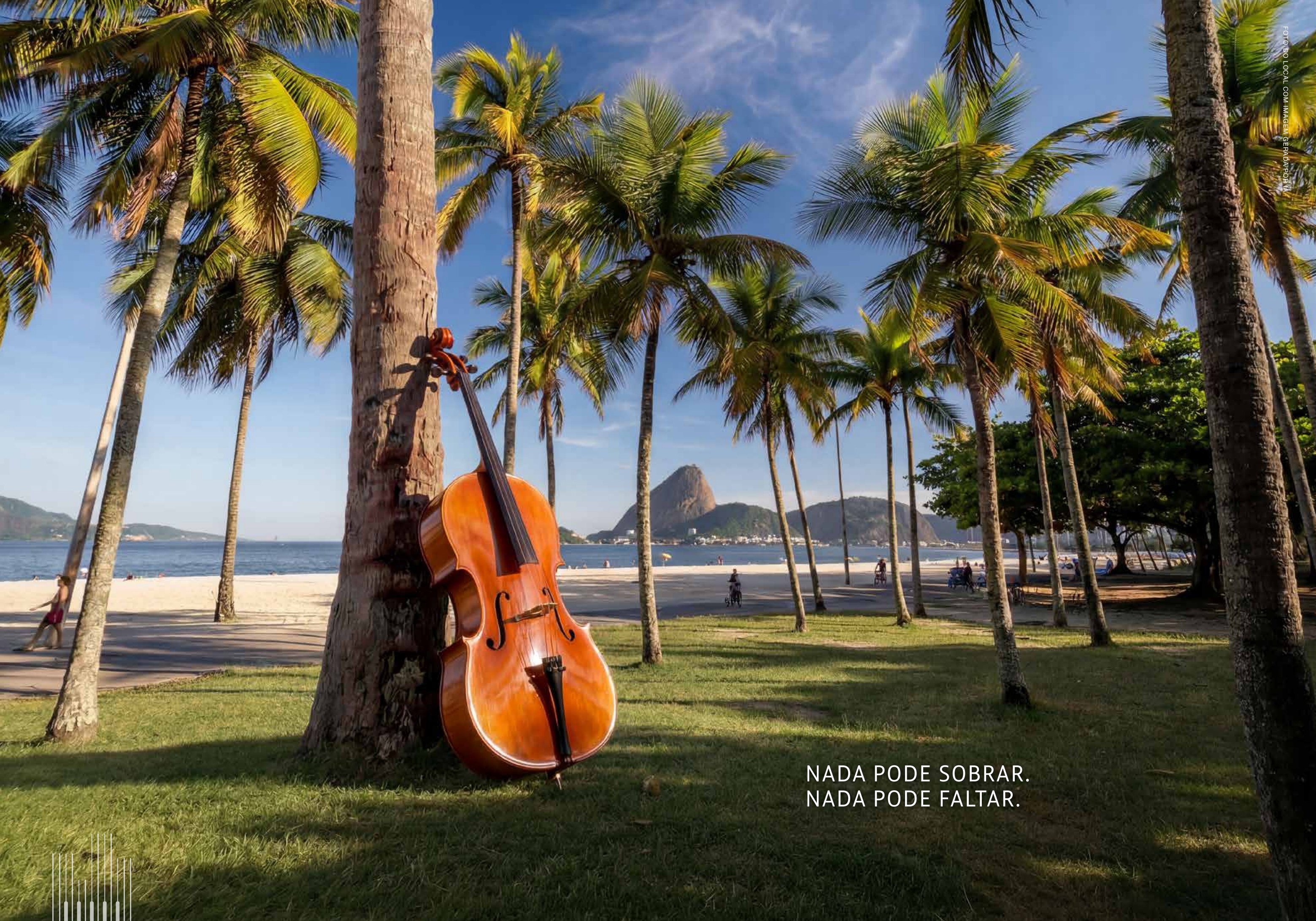 Instrumento musical na praia do Flamengo, com o Pão de Açúcar ao fundo